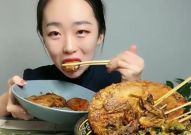 小姐姐吃一大堆美食视频,小姐姐挑战海量美食大作战
